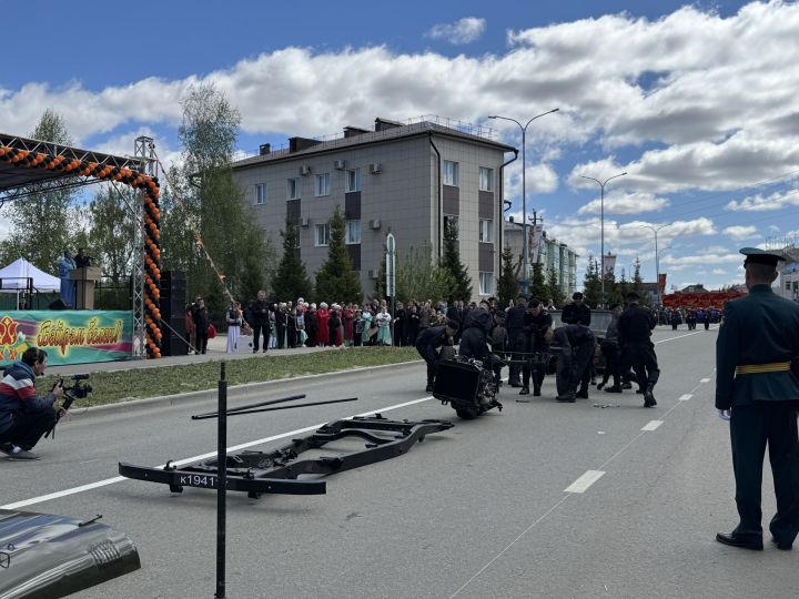 Парад Победы в селе Высокая Гора собрал тысячи жителей района