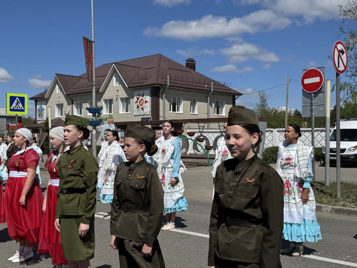 Парад Победы в селе Высокая Гора собрал тысячи жителей района