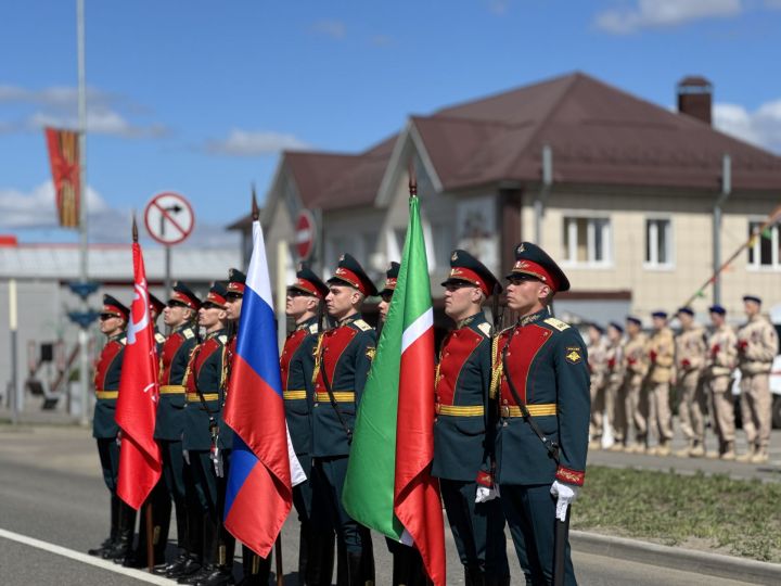 Парад Победы в селе Высокая Гора собрал тысячи жителей района