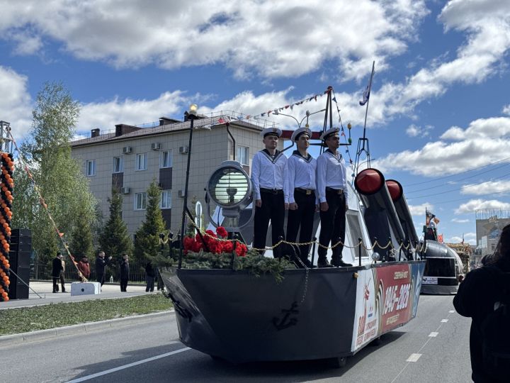 Парад Победы в селе Высокая Гора собрал тысячи жителей района