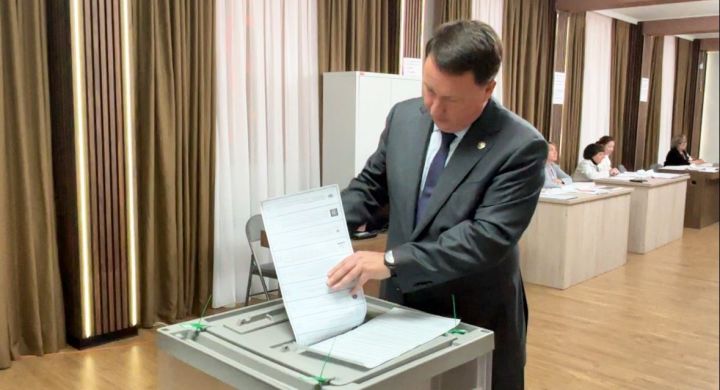 Министр Марат Айзатуллин проголосовал на участке №1309